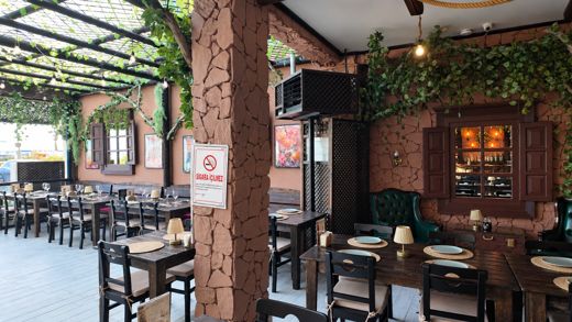 Zeytinlik Şarap Evi — Pergola altı salon ve teras