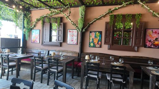 Zeytinlik Şarap Evi — Sedir oturma alanı ve pencere