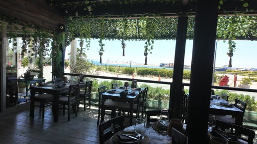 Zeytinlik Şarap Evi — Teras bölümü ve deniz manzarası
