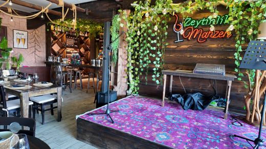 Zeytinlik Şarap Evi — Sahne ve canlı müzik alanı
