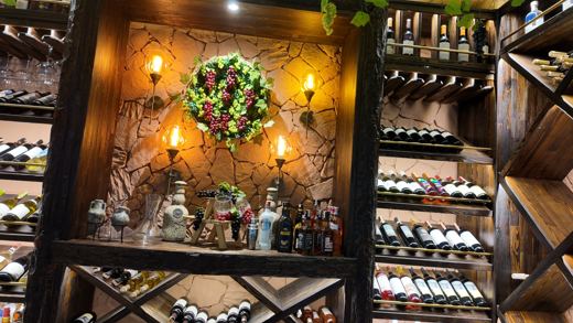 Zeytinlik Şarap Evi — Şarap rafları ve bar detayı