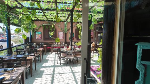 Zeytinlik Şarap Evi — Teras — cam kenarı