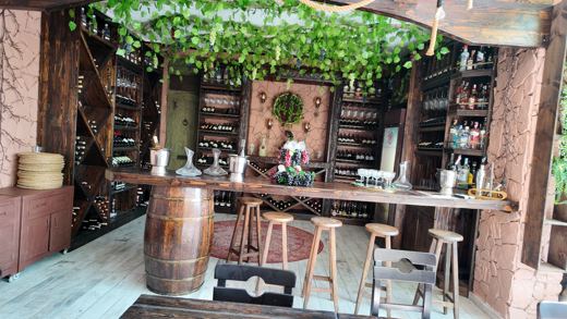 Zeytinlik Şarap Evi — Bar ve varil masa