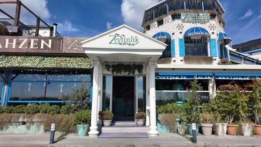 Zeytinlik Şarap Evi — Giriş kapısı ve sütunlu girişlik