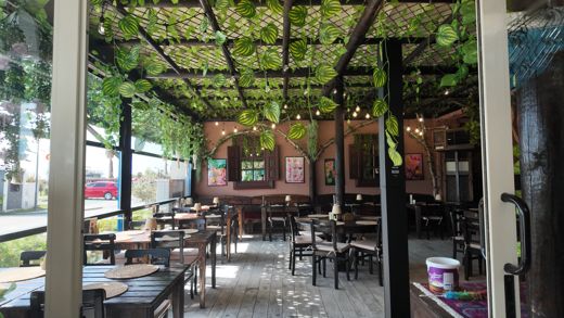 Zeytinlik Şarap Evi — Pergola altı teras ve salon
